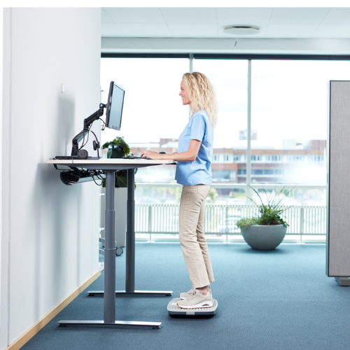 Un repose-pieds ajustable pour un bureau de travail plus ergonomique!