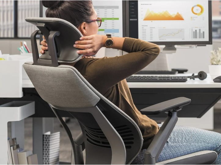 Réglage d'un siège ergonomique : hauteur d'assise, accoudoirs et soutien lombaire
